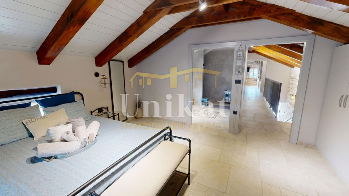 Splendida tenuta con due case in pietra e piscina